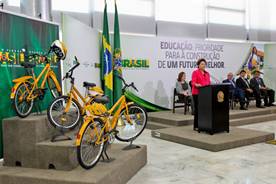 Na solenidade de entrega das bicicletas escolares, Dilma destacou também a atenção especializada dada pelo governo à educação infantil, com a construção de creches e quadras esportivas (foto: Roberto Stuckert Filho/PR)